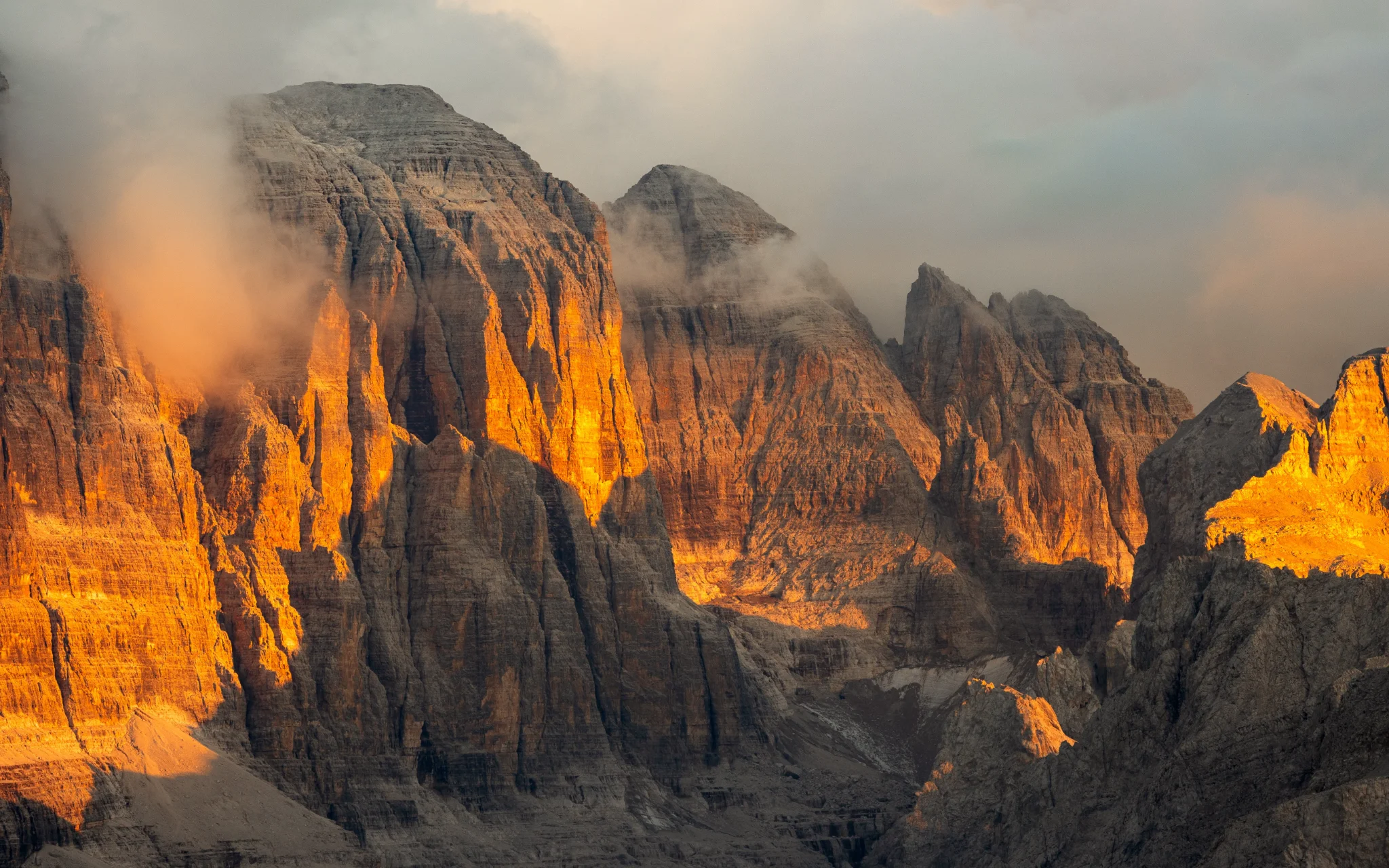 Walls on Fire — Marek Piwnicki